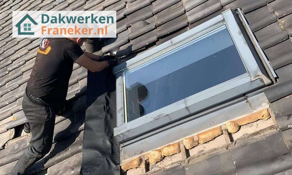 Dakreparatie met een dakraam Dakreparatie met een dakraam