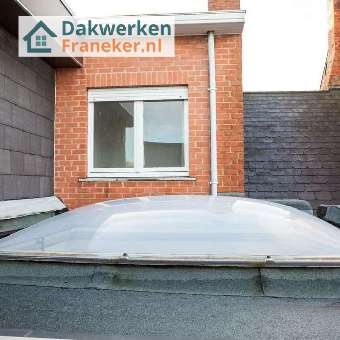 Inspectie van een plat dak met lichtkoepel Inspectie van een plat dak in franeker met lichtkoepel