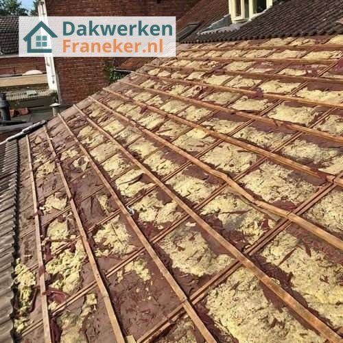 Oude dakisolatie verwijderen en nieuwe plaatsen Oude dakisolatie verwijderen en nieuwe plaatsen