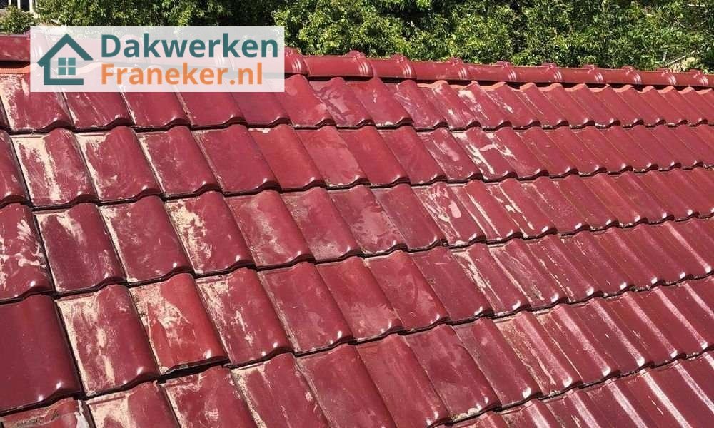 Rood pannendak aangelegd door dakdekker Rood pannendak aangelegd door dakdekker